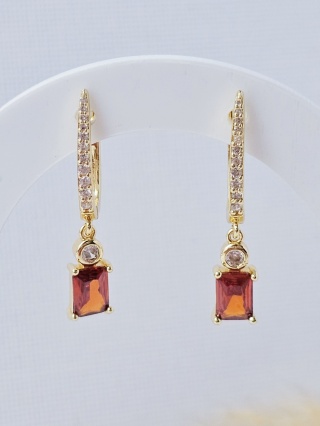 Kolczyki z czerwonym oczkiem