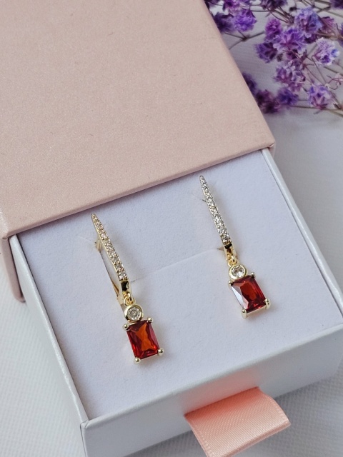 Kolczyki z czerwonym oczkiem