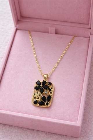 Naszyjnik czarny kwiatek